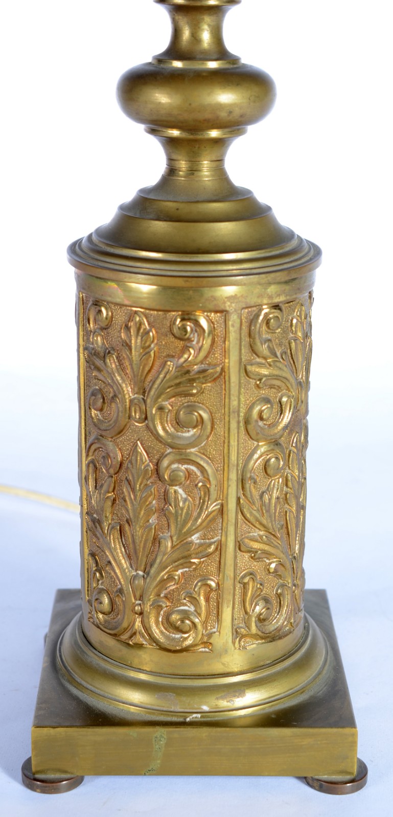 Elegante abatjour de bronze dourado com folhagens em relevo, cúpula... - foto 3 de 4