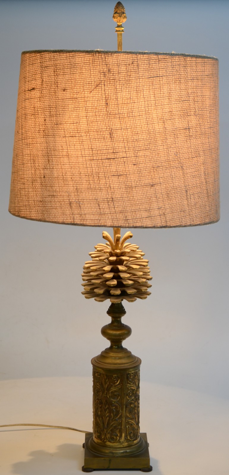 Elegante abatjour de bronze dourado com folhagens em relevo, cúpula... - foto 4 de 4