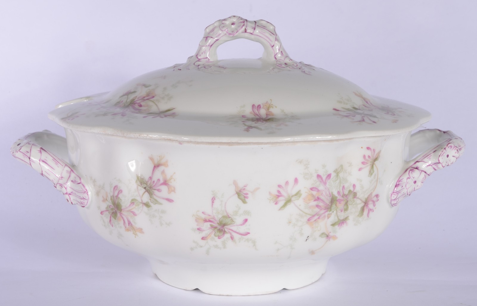 Sopeira de porcelana francesa de Limoges, branca com flores em... - foto 1 de 7