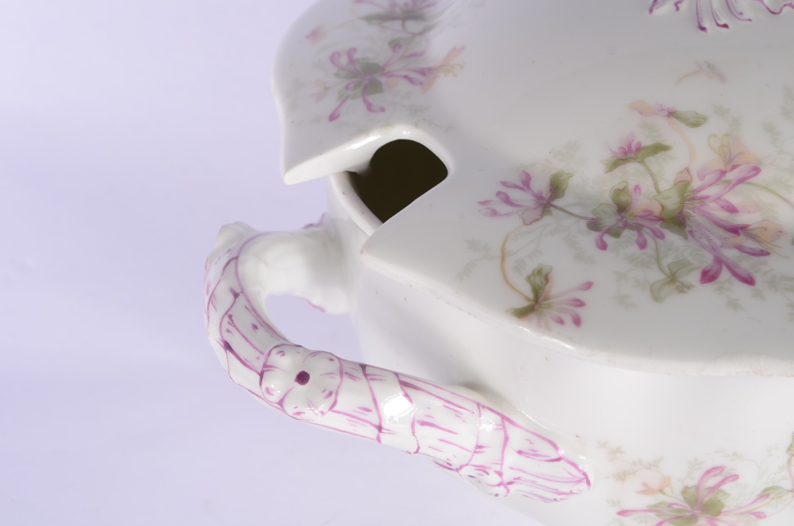 Sopeira de porcelana francesa de Limoges, branca com flores em... - foto 2 de 7