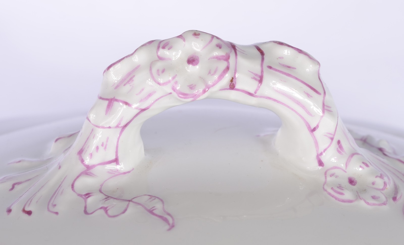 Sopeira de porcelana francesa de Limoges, branca com flores em... - foto 3 de 7