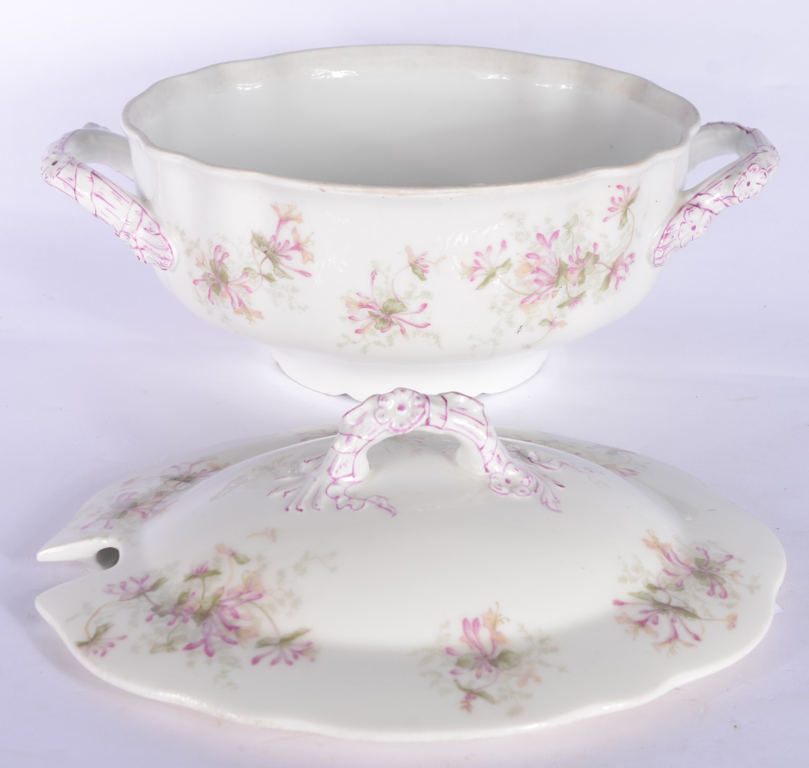 Sopeira de porcelana francesa de Limoges, branca com flores em... - foto 4 de 7