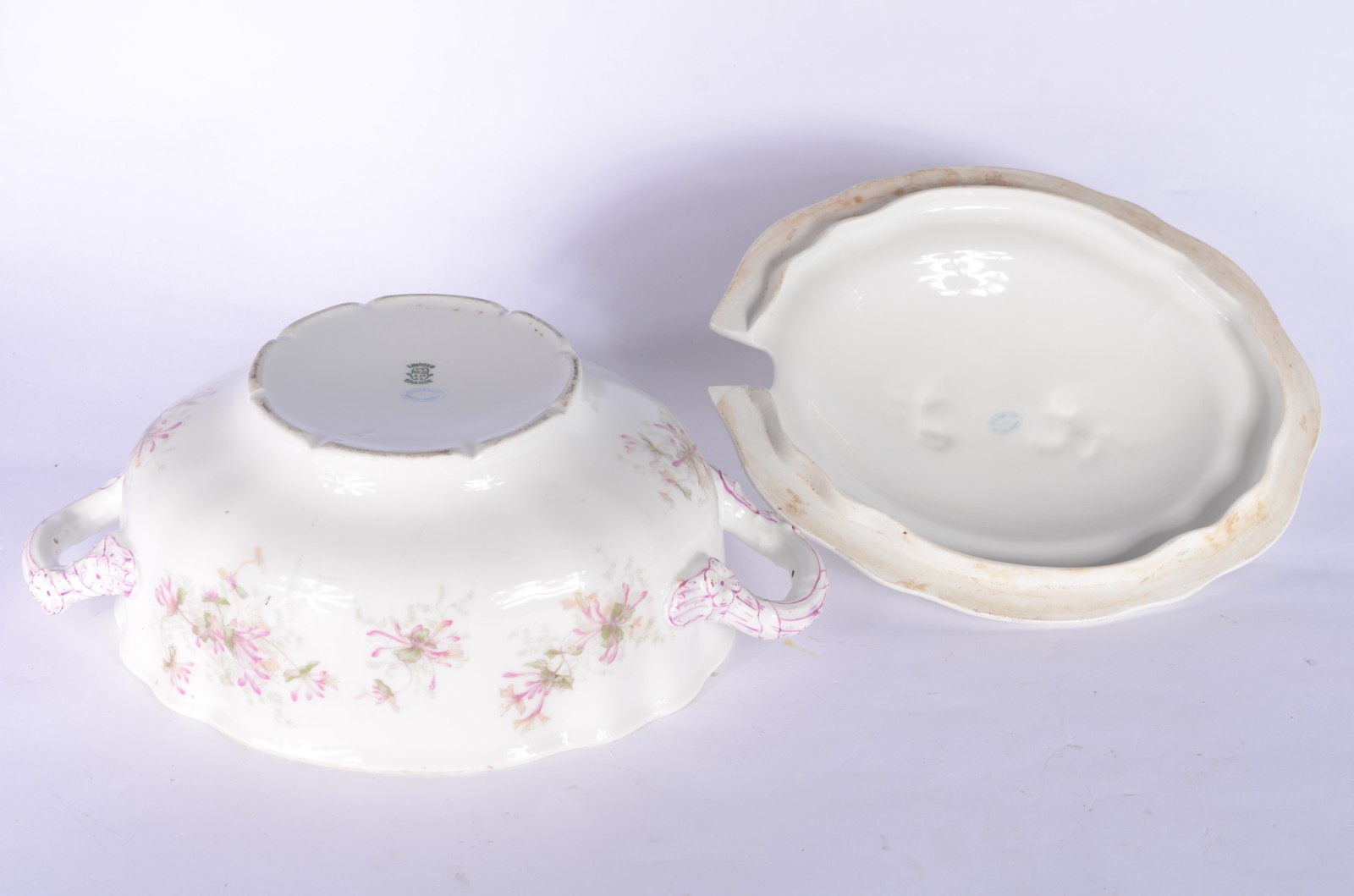 Sopeira de porcelana francesa de Limoges, branca com flores em... - foto 5 de 7