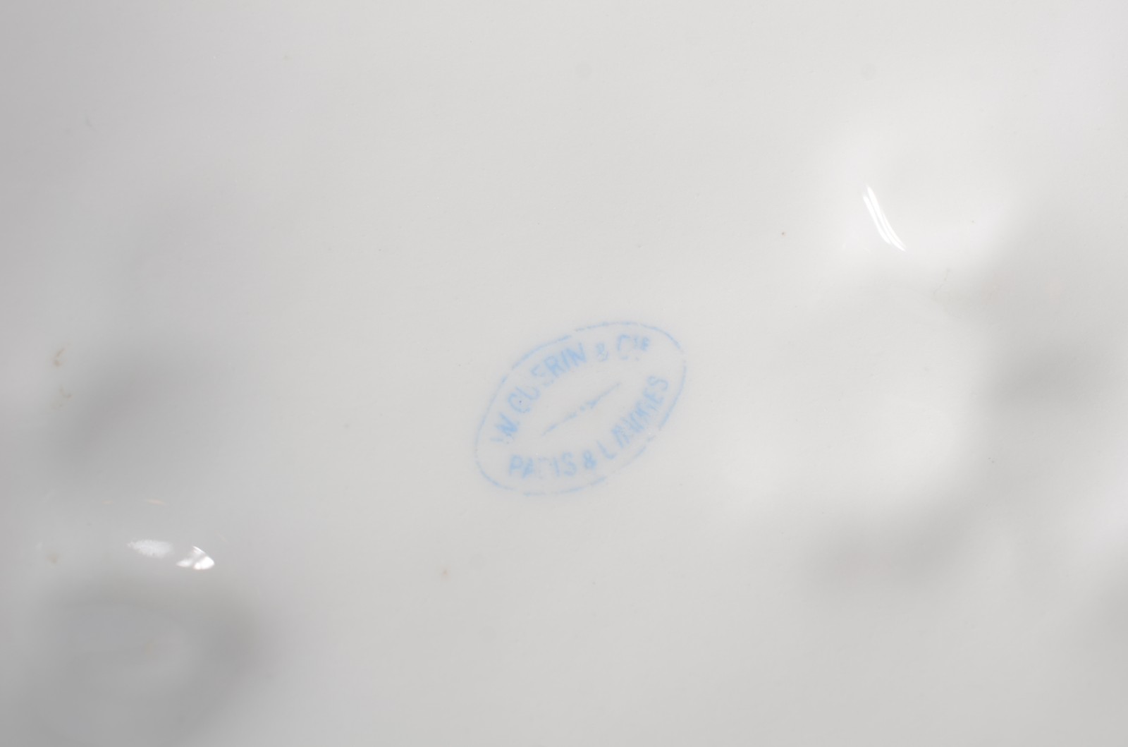 Sopeira de porcelana francesa de Limoges, branca com flores em... - foto 7 de 7