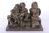 JUAN CLARA (Espanha  1875-1957), "Wathing Somet... - Escultura de bronze representando tres crianças risonhas sentadas no banco. Assinado na base.