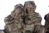 JUAN CLARA (Espanha  1875-1957), "Wathing Somet... - Escultura de bronze representando tres crianças risonhas sentadas no banco. Assinado na base.