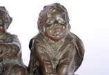JUAN CLARA (Espanha  1875-1957), "Wathing Somet... - Escultura de bronze representando tres crianças risonhas sentadas no banco. Assinado na base.