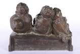 JUAN CLARA (Espanha  1875-1957), "Wathing Somet... - Escultura de bronze representando tres crianças risonhas sentadas no banco. Assinado na base.