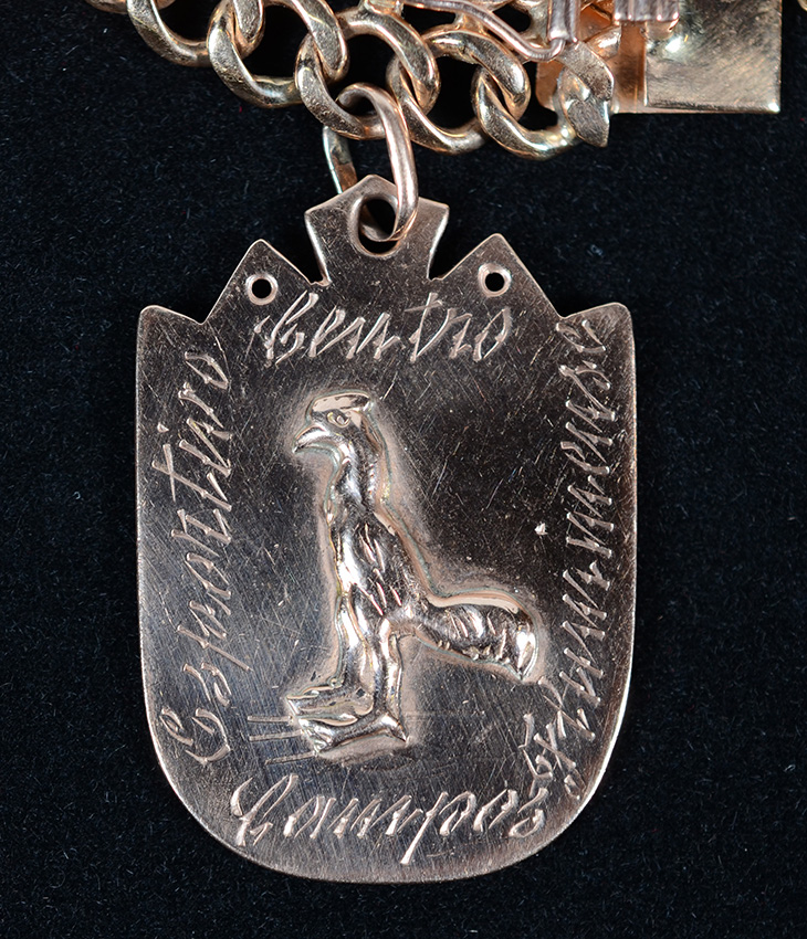 Pulseira de ouro 18 k com medalha com galo em relevo, datado 1963... - foto 2 de 3