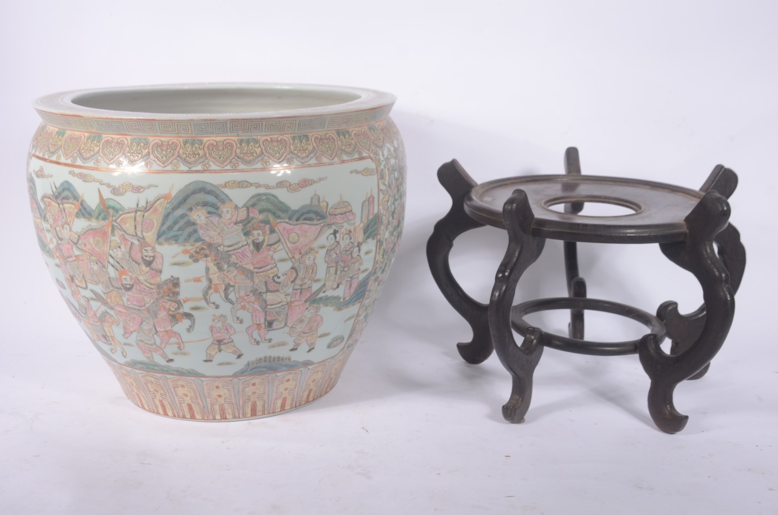 Grande aquário de porcelana chinesa com gueixas e guerreiros em... - foto 2 de 9