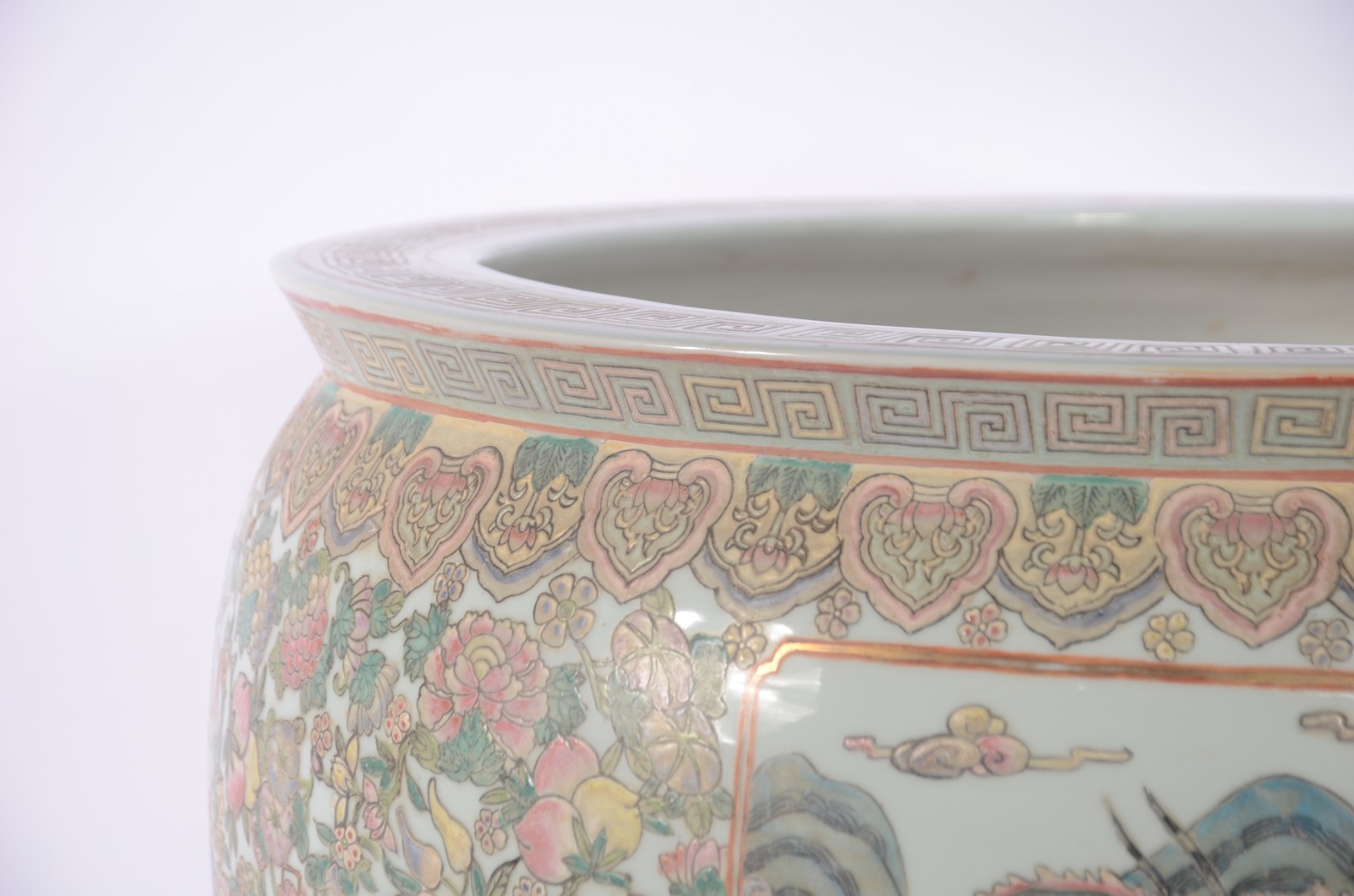 Grande aquário de porcelana chinesa com gueixas e guerreiros em... - foto 5 de 9