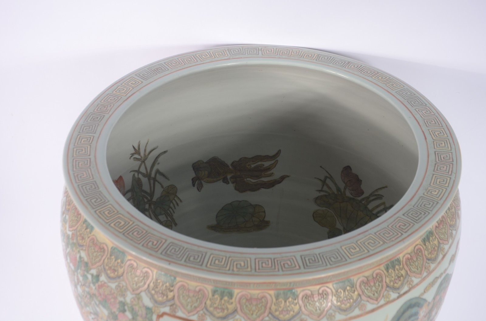 Grande aquário de porcelana chinesa com gueixas e guerreiros em... - foto 6 de 9