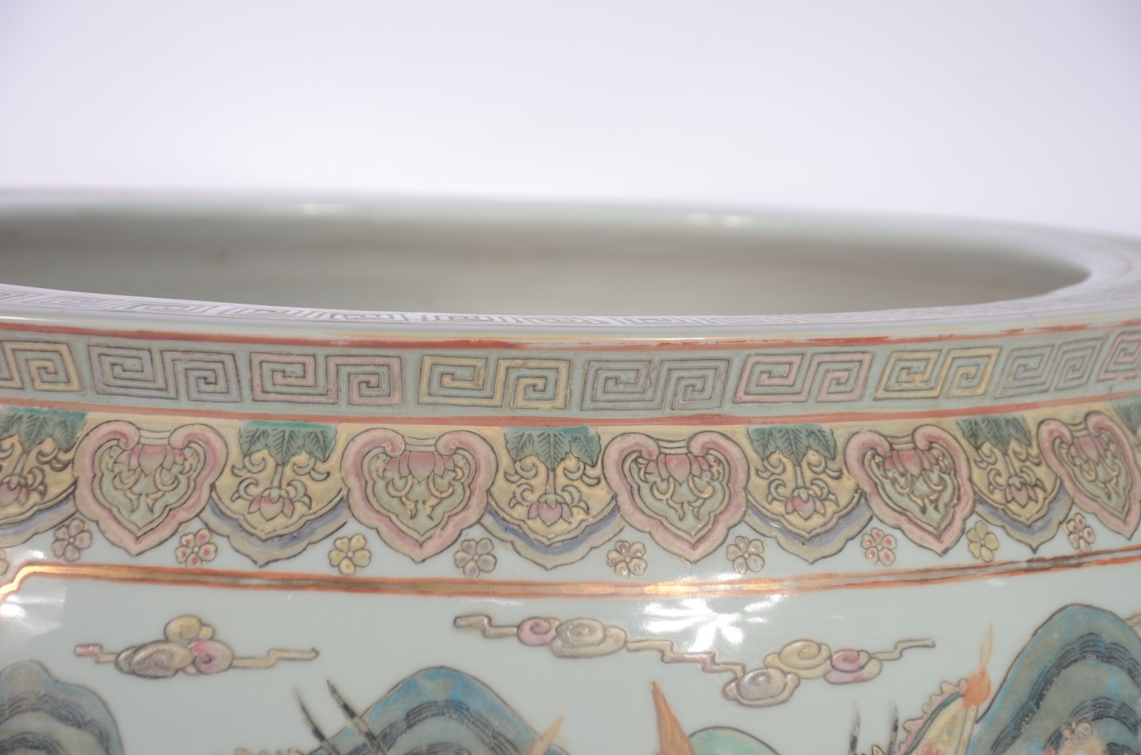 Grande aquário de porcelana chinesa com gueixas e guerreiros em... - foto 7 de 9