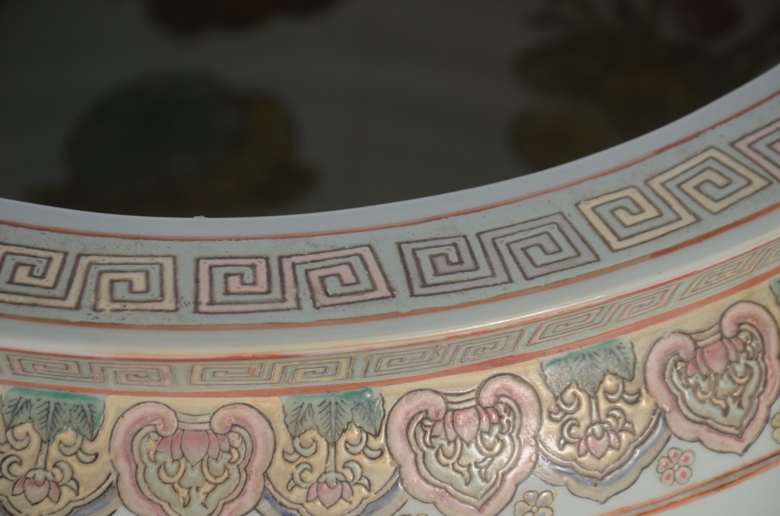 Grande aquário de porcelana chinesa com gueixas e guerreiros em... - foto 8 de 9