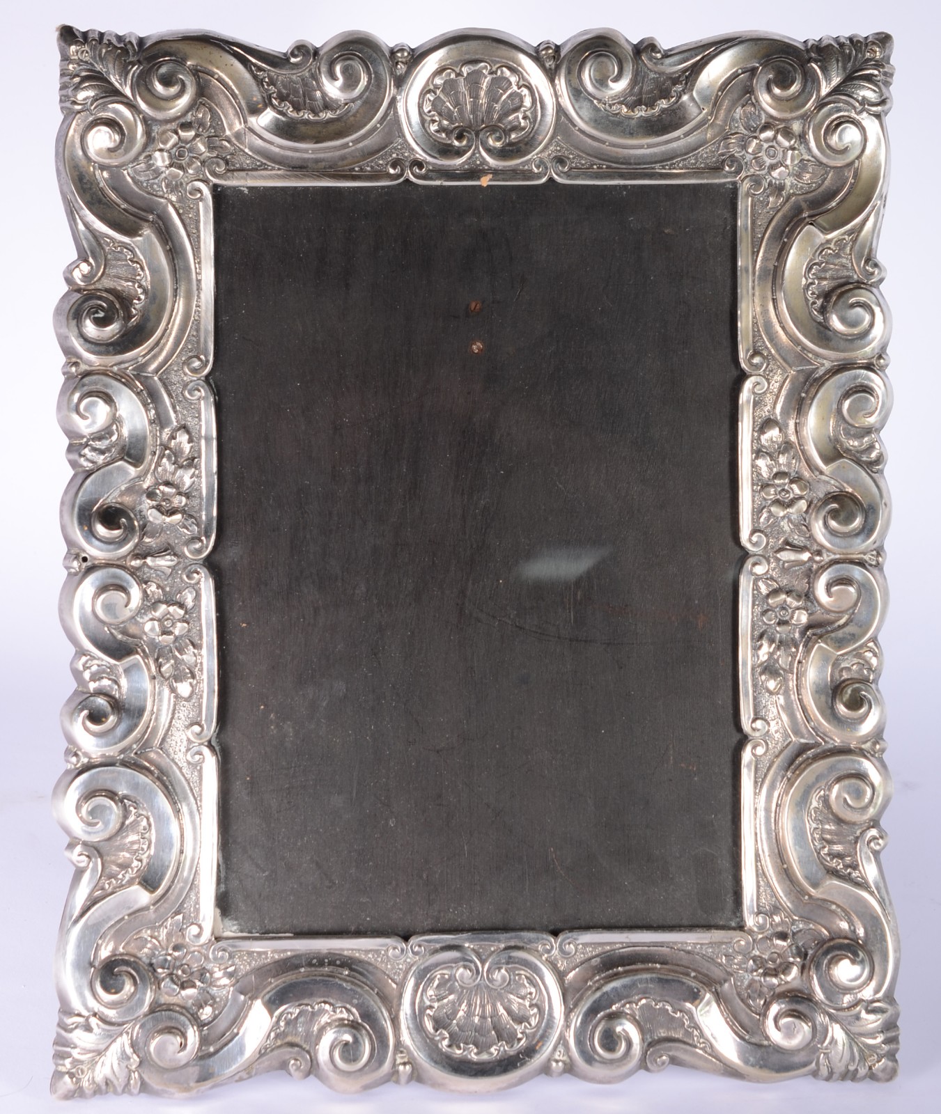 Porta retrato de madeira com moldura de prata decorada com concheados. - foto 2 de 8