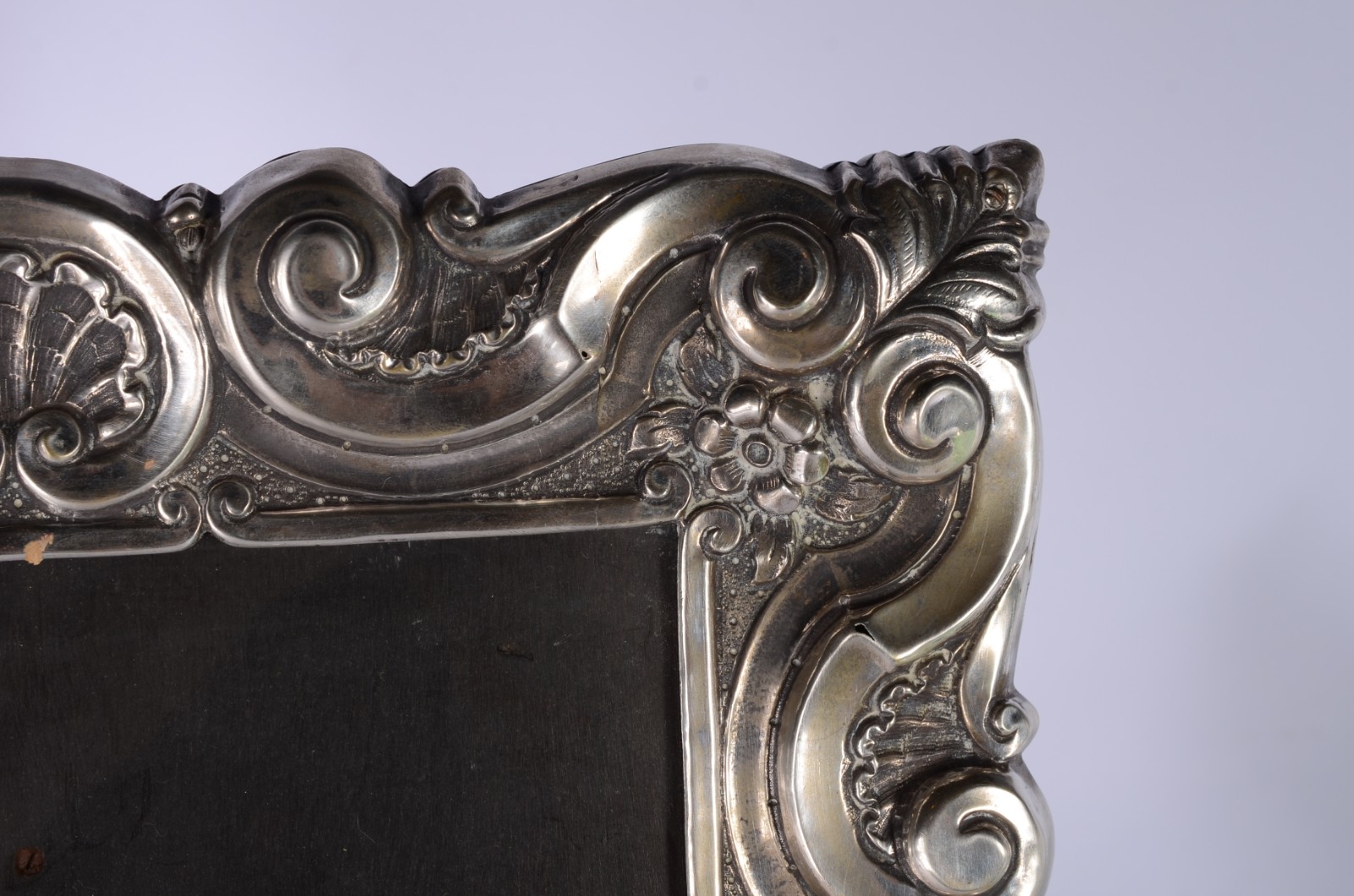 Porta retrato de madeira com moldura de prata decorada com concheados. - foto 4 de 8