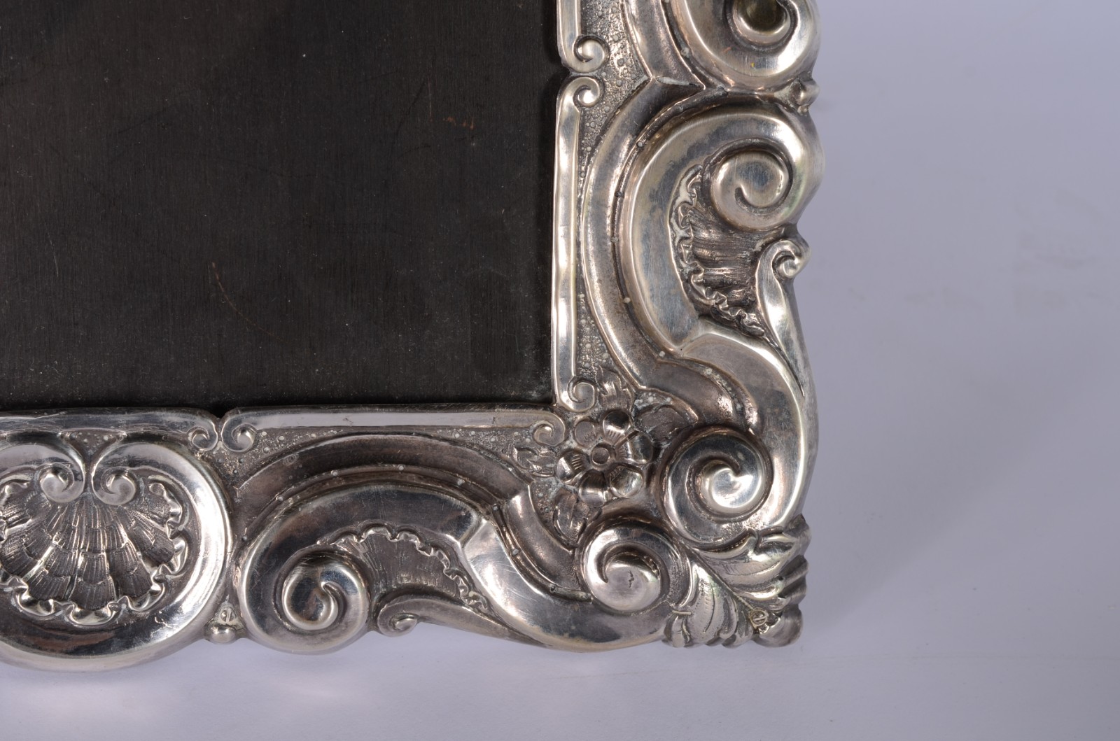 Porta retrato de madeira com moldura de prata decorada com concheados. - foto 5 de 8