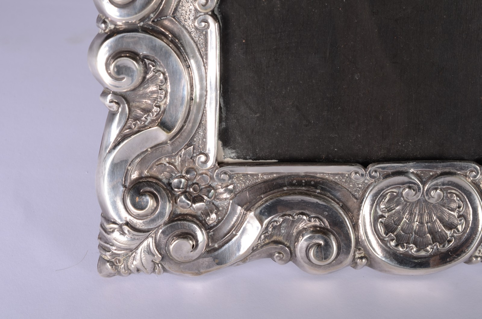 Porta retrato de madeira com moldura de prata decorada com concheados. - foto 6 de 8