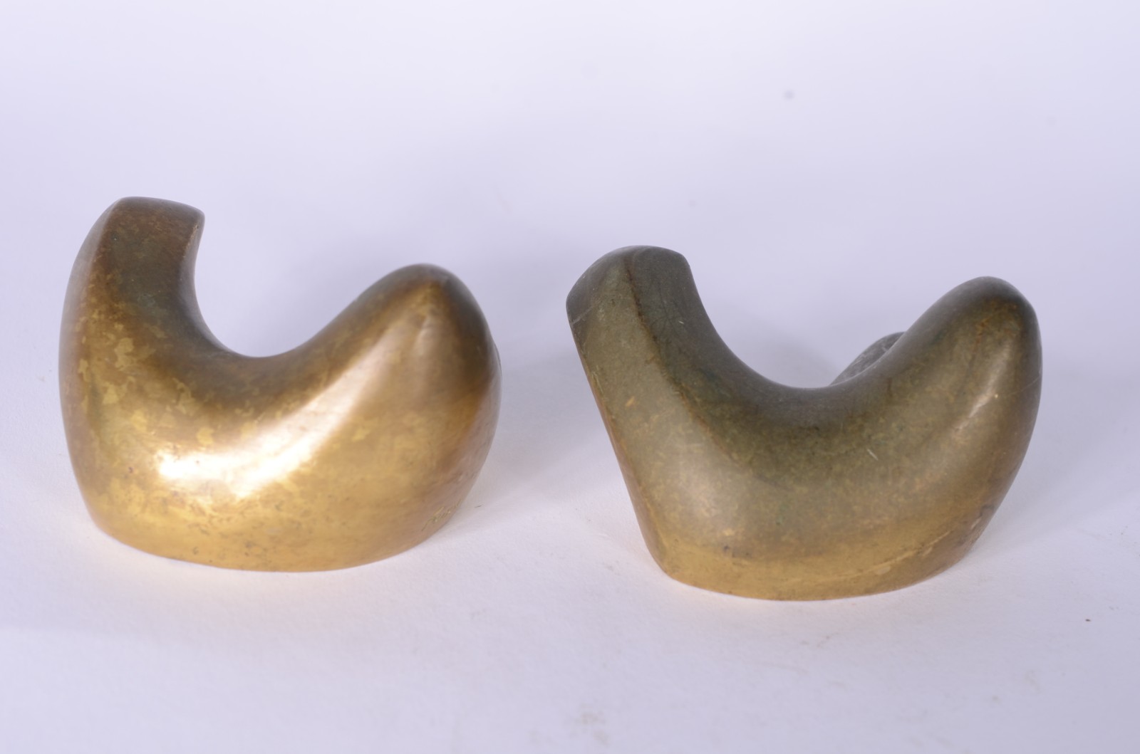 Diversas peças, sendo: escultura de bronze assinada Franklin, espelho... - foto 4 de 11