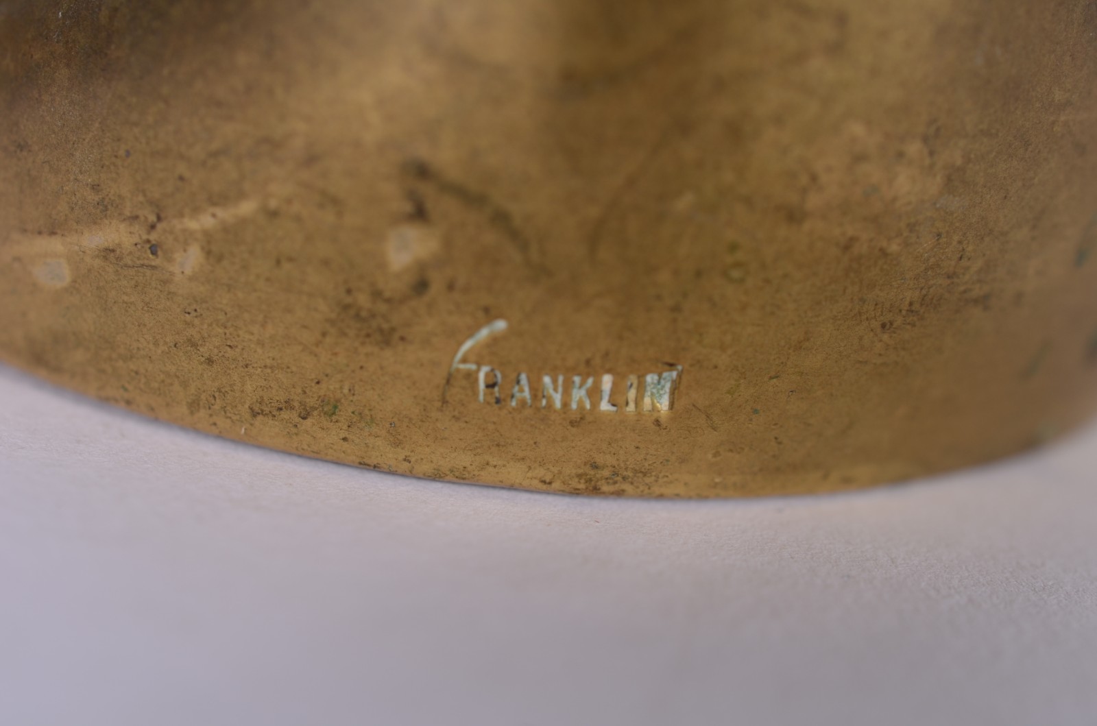 Diversas peças, sendo: escultura de bronze assinada Franklin, espelho... - foto 9 de 11