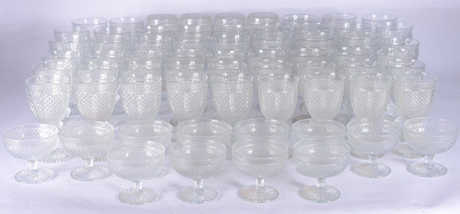 Serviço de cristal lapidação "bico de jaca", composto de: 28 taças... - foto 1 de 6