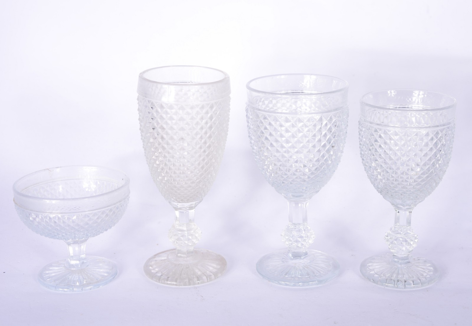 Serviço de cristal lapidação "bico de jaca", composto de: 28 taças... - foto 2 de 6