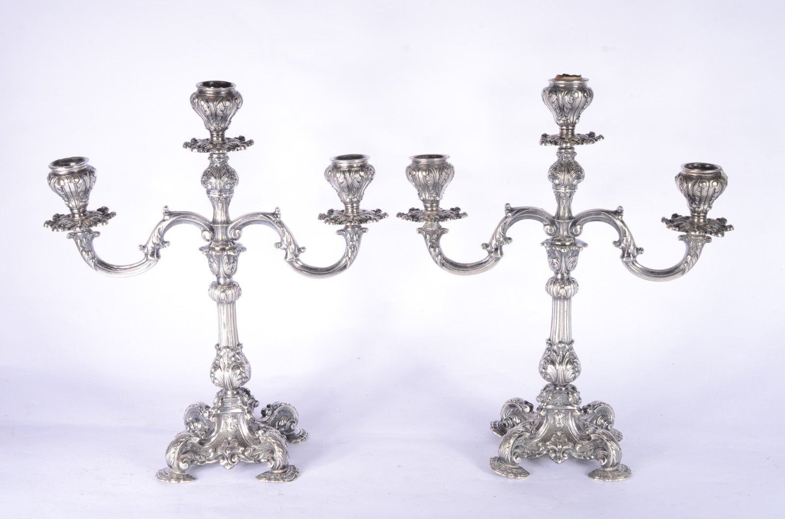 Par de candelabros para 3 velas cada de prata contrastada. Peso da... - foto 1 de 7