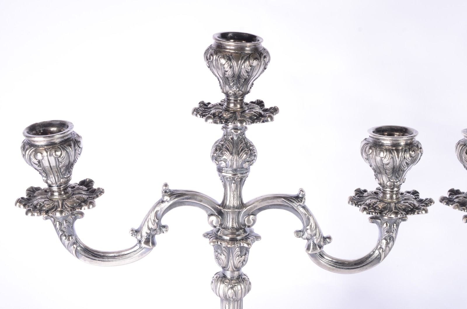Par de candelabros para 3 velas cada de prata contrastada. Peso da... - foto 2 de 7