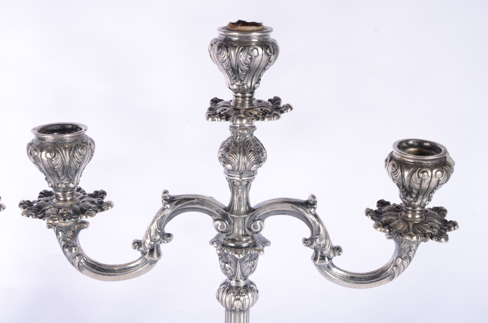 Par de candelabros para 3 velas cada de prata contrastada. Peso da... - foto 3 de 7