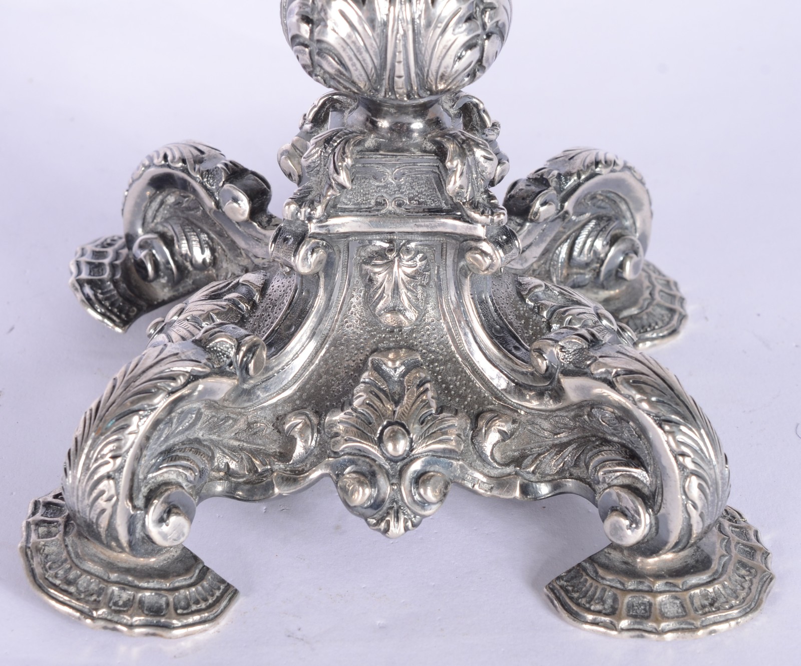Par de candelabros para 3 velas cada de prata contrastada. Peso da... - foto 4 de 7