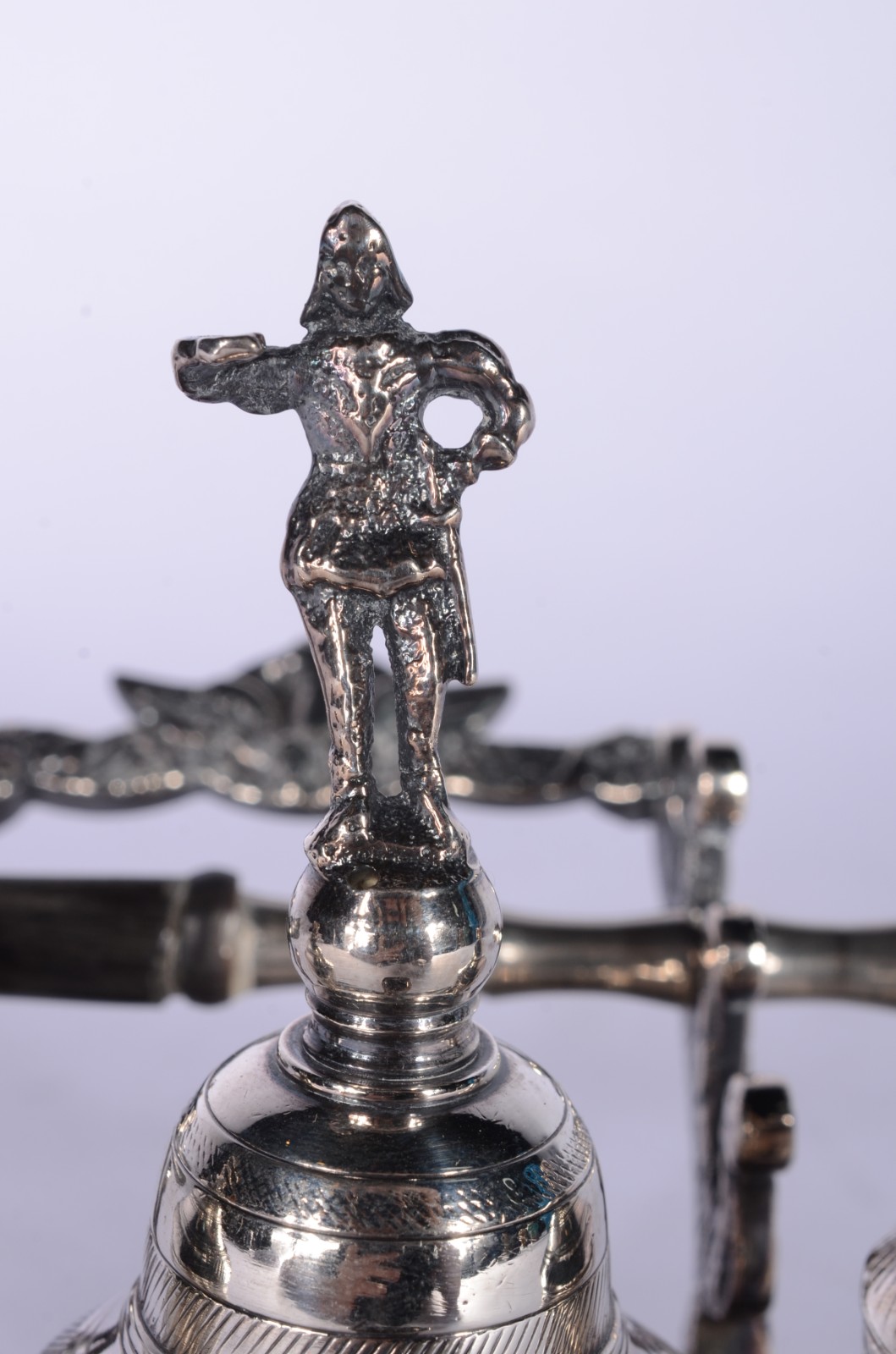Tinteiro de metal prateado com dois recipientes para tinta e sineta. - foto 3 de 6