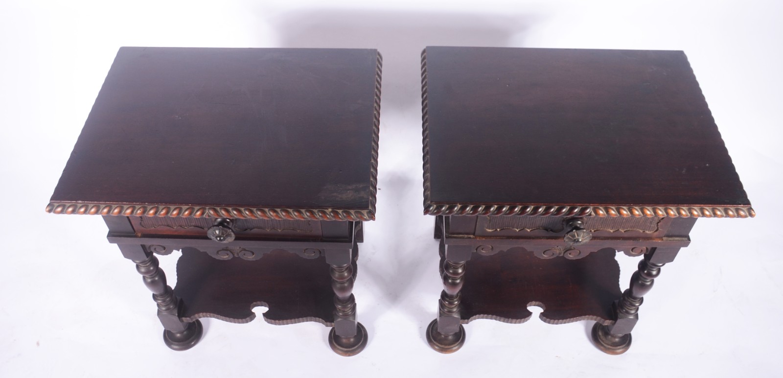 Conjunto de cama de casal de madeira nobre, detalhes com torneados e... - foto 3 de 10