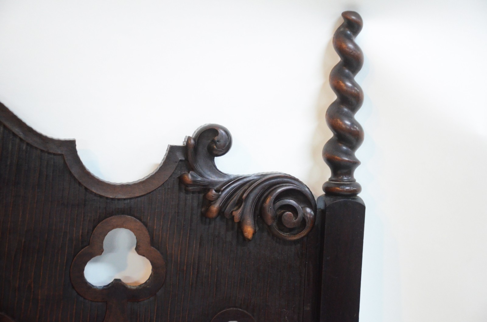 Conjunto de cama de casal de madeira nobre, detalhes com torneados e... - foto 5 de 10