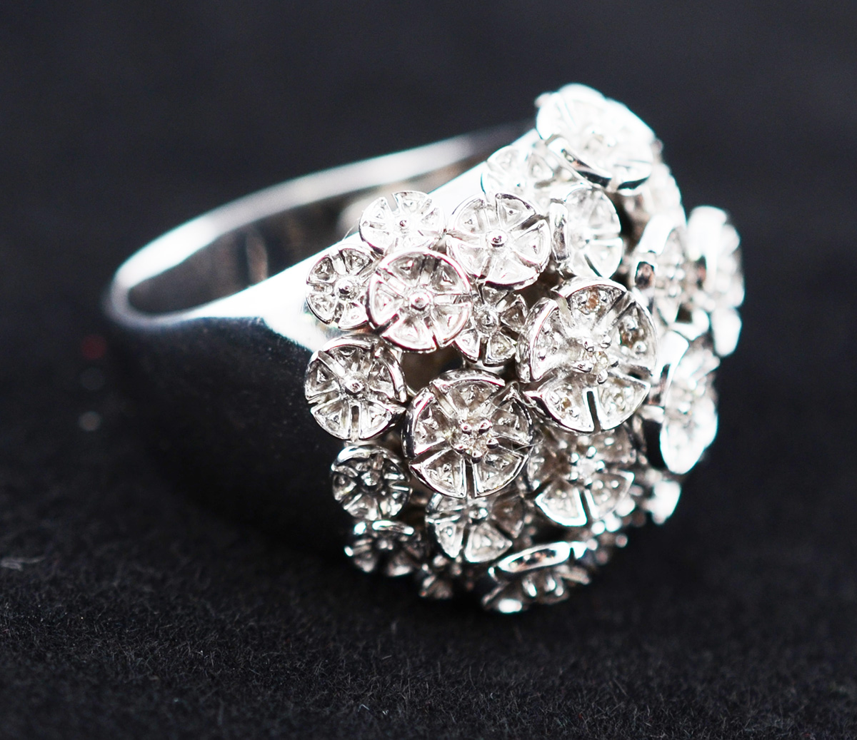 Anel de ouro branco 18 k, com flores móveis e brilhantes, modelo... - foto 1 de 2