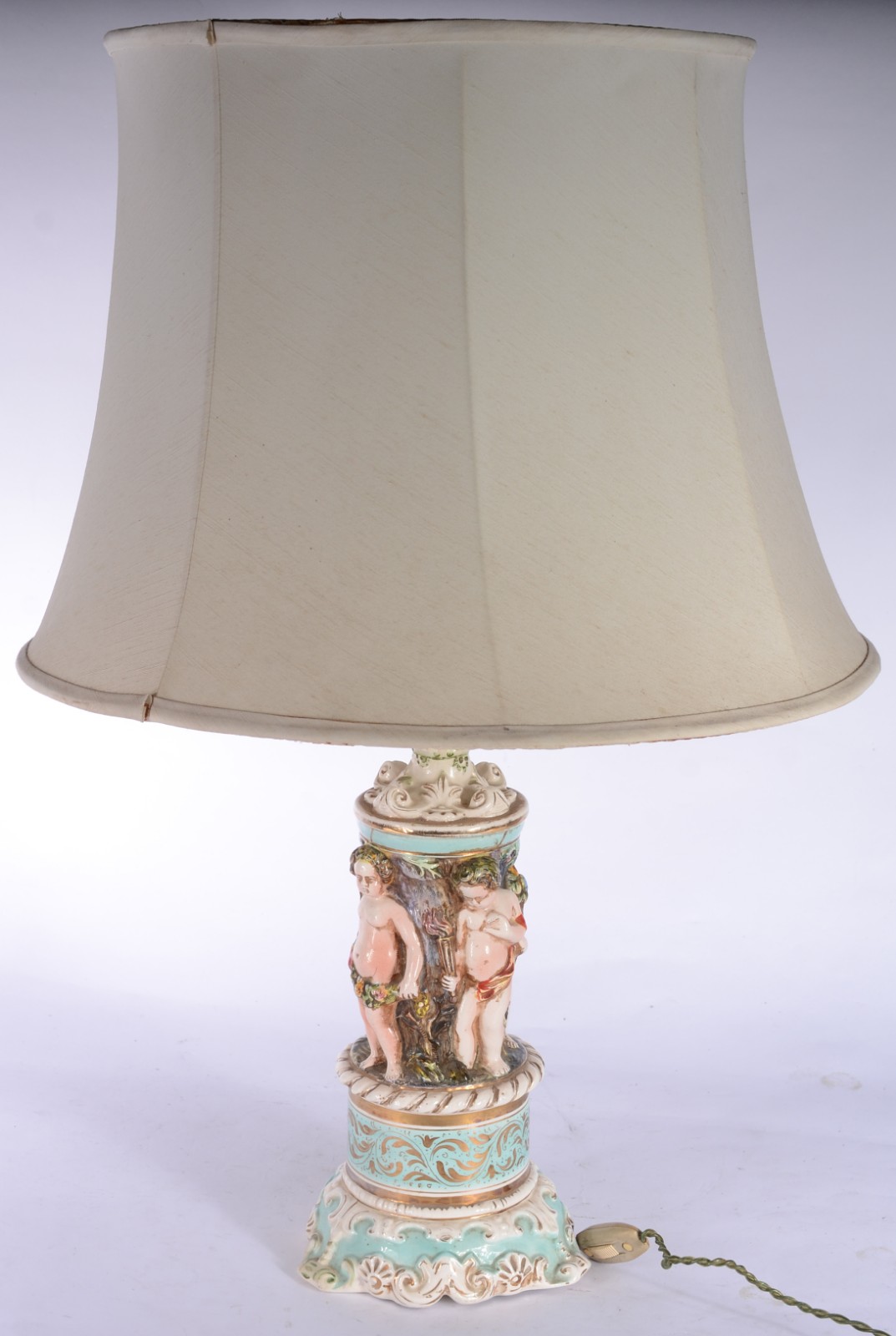 Abatjour de porcelana italiana Capo di Monti decorado com figuras de... - foto 1 de 5