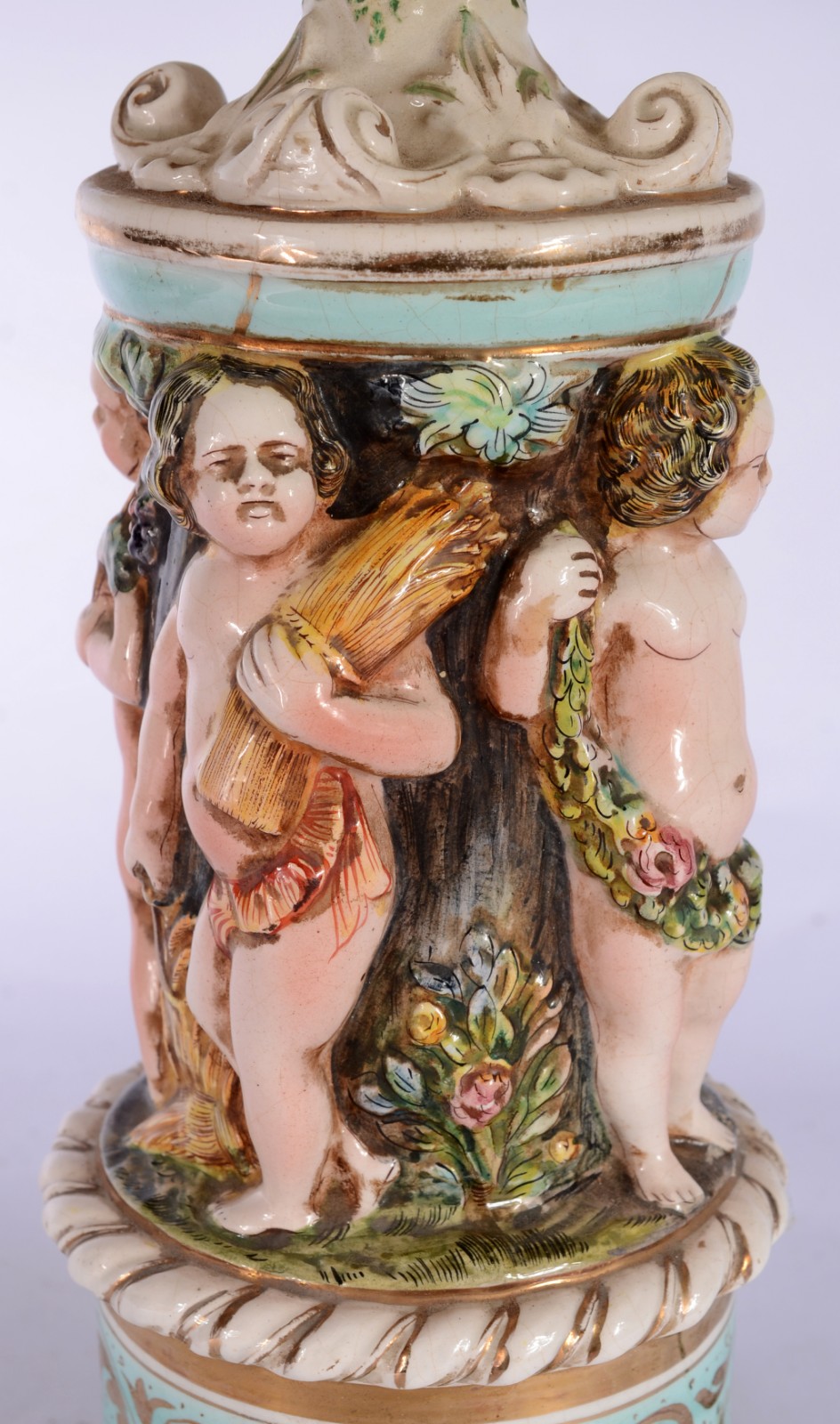 Abatjour de porcelana italiana Capo di Monti decorado com figuras de... - foto 2 de 5