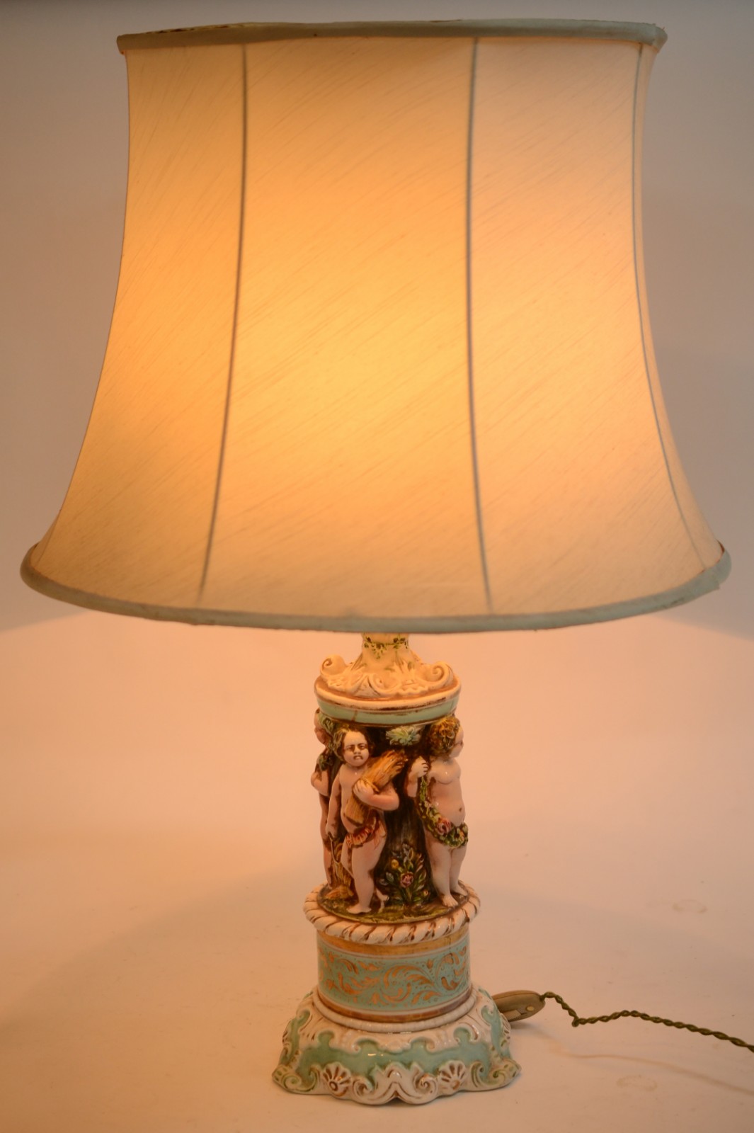 Abatjour de porcelana italiana Capo di Monti decorado com figuras de... - foto 4 de 5