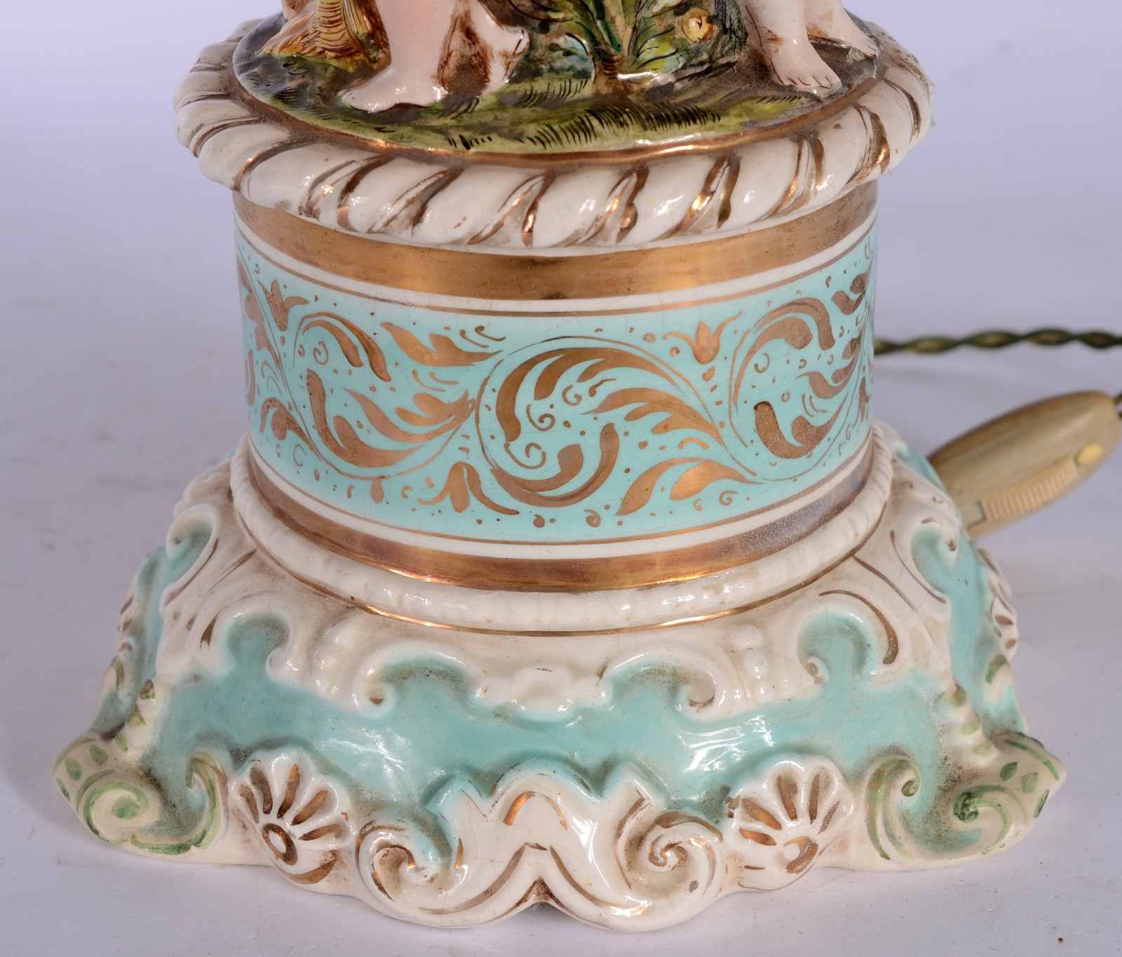 Abatjour de porcelana italiana Capo di Monti decorado com figuras de... - foto 5 de 5