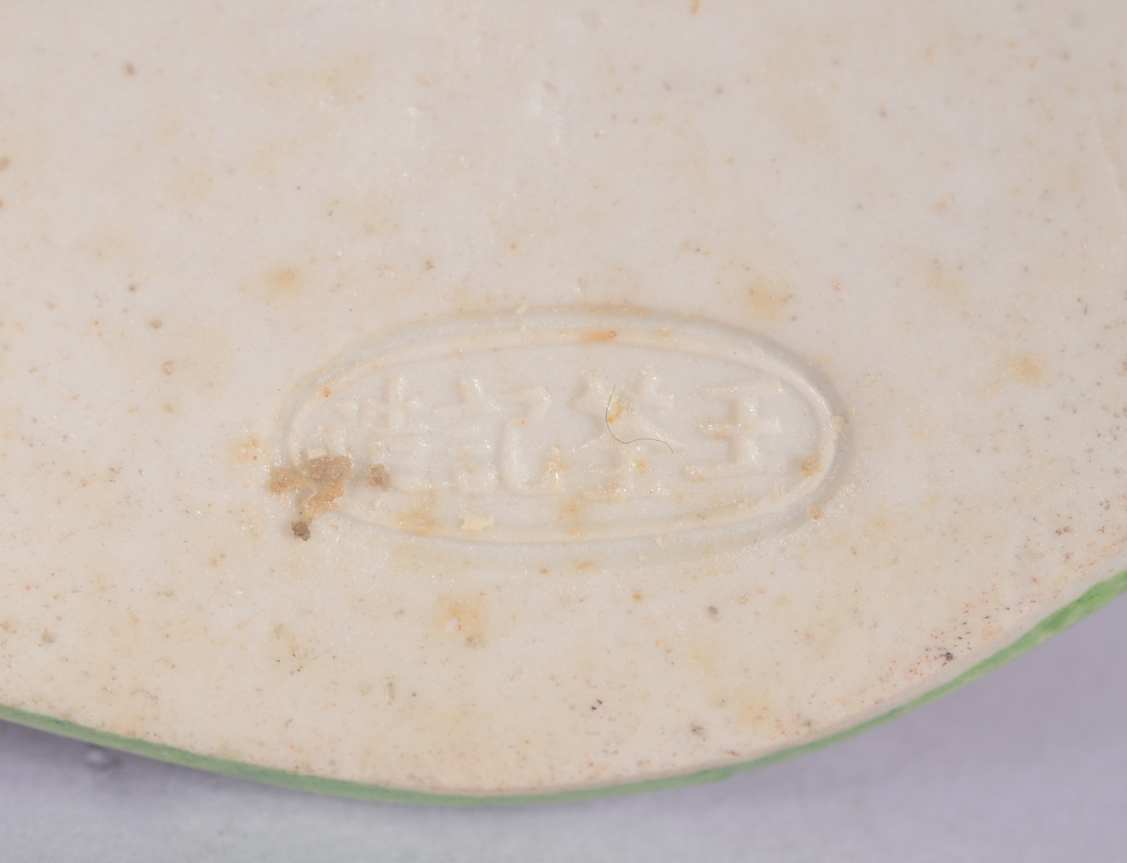 Duas esculturas de porcelana oriental policromada representando... - foto 10 de 10