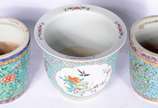 Três cachepots de porcelana chinesa, decorações... - Três cachepots de porcelana chinesa, decorações com pássaros e flores em policromia.