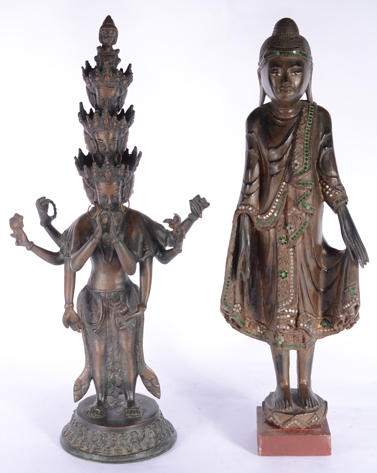 Duas figuras orientais, sendo uma de metal e outra de madeira. - foto 1 de 11