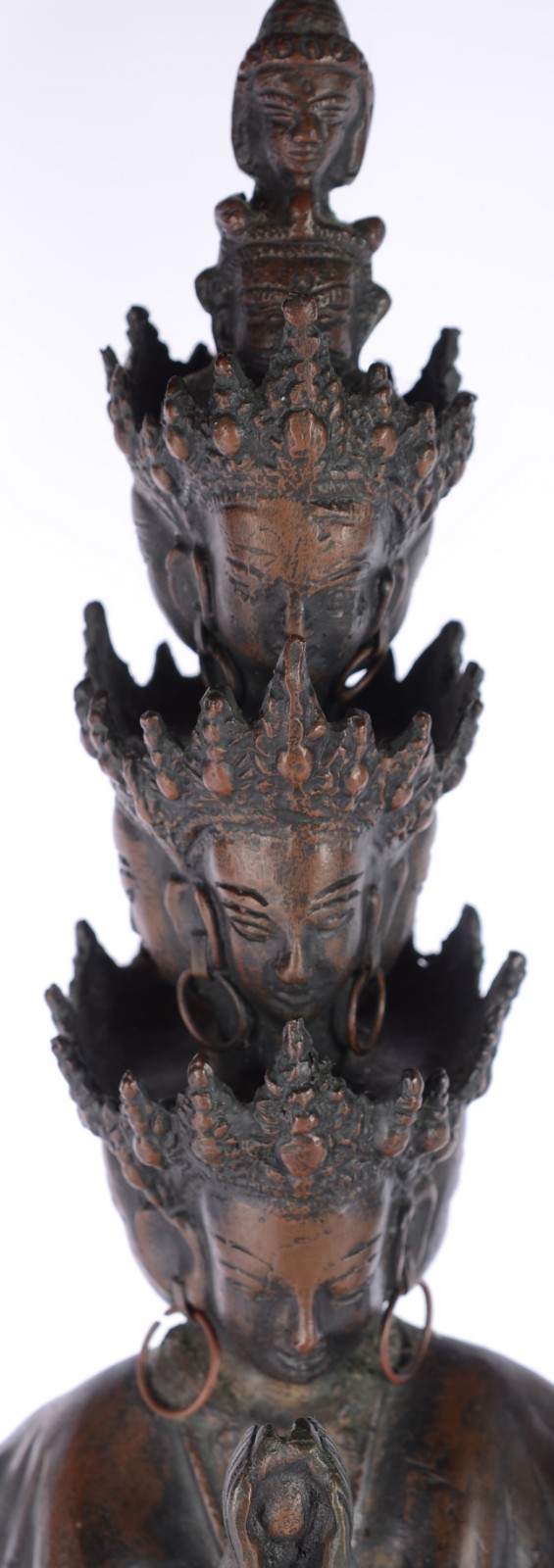 Duas figuras orientais, sendo uma de metal e outra de madeira. - foto 7 de 11