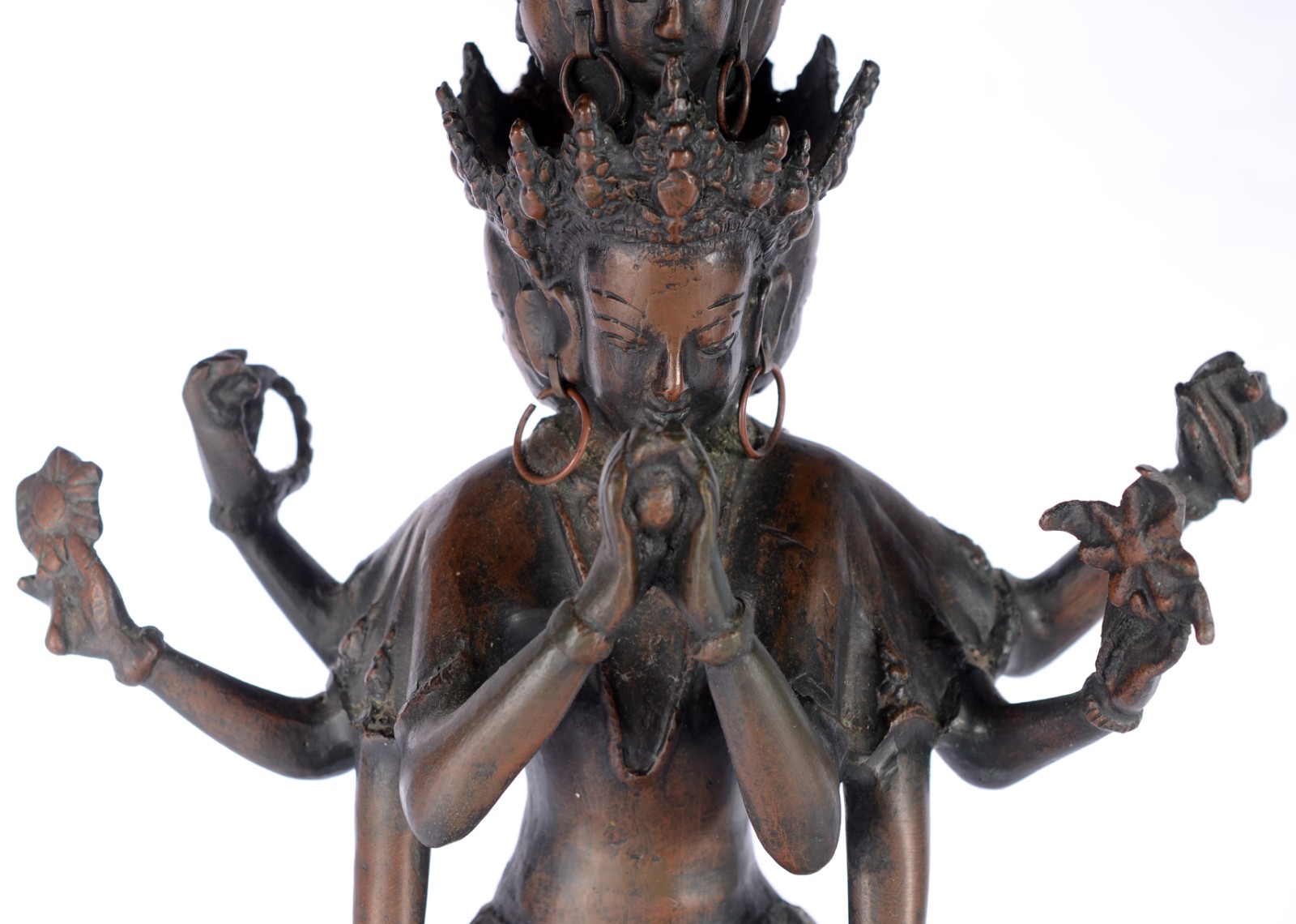 Duas figuras orientais, sendo uma de metal e outra de madeira. - foto 8 de 11