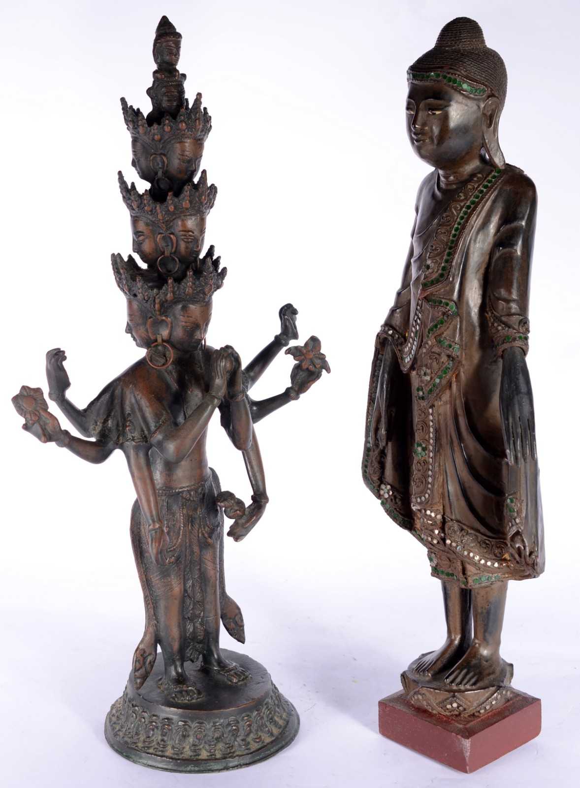 Duas figuras orientais, sendo uma de metal e outra de madeira. - foto 4 de 11