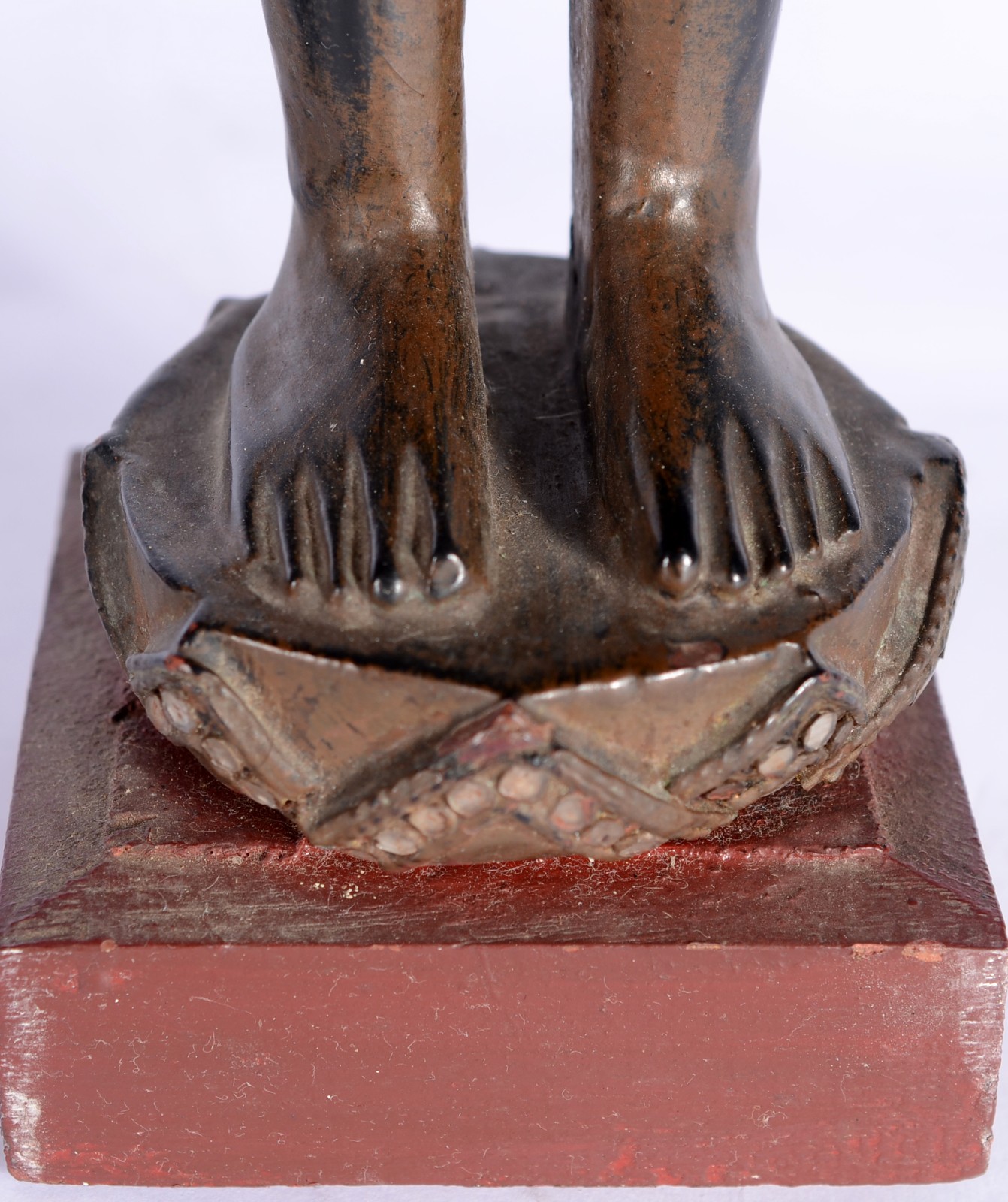 Duas figuras orientais, sendo uma de metal e outra de madeira. - foto 10 de 11