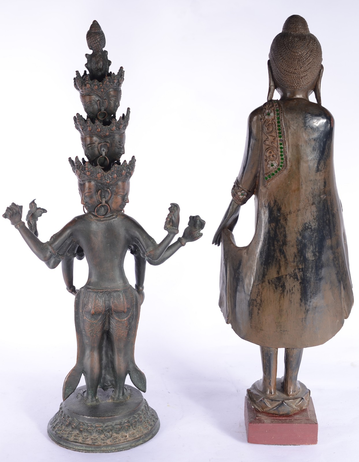 Duas figuras orientais, sendo uma de metal e outra de madeira. - foto 3 de 11