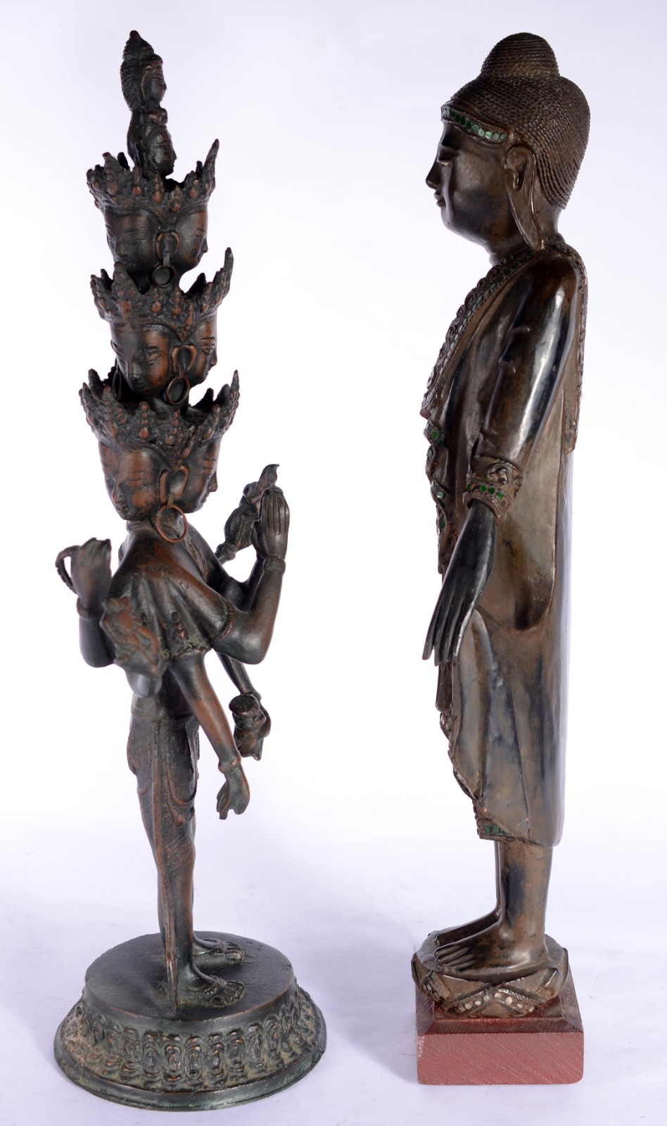 Duas figuras orientais, sendo uma de metal e outra de madeira. - foto 2 de 11