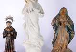 Três imagens, sendo: duas imagens sacras de mad... - Três imagens, sendo: duas imagens sacras de madeira policromada e escultura de biscuit português Vista Alegre representando Nossa Senhora com Me...