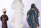 Três imagens, sendo: duas imagens sacras de mad... - Três imagens, sendo: duas imagens sacras de madeira policromada e escultura de biscuit português Vista Alegre representando Nossa Senhora com Me...