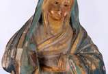 Três imagens, sendo: duas imagens sacras de mad... - Três imagens, sendo: duas imagens sacras de madeira policromada e escultura de biscuit português Vista Alegre representando Nossa Senhora com Me...